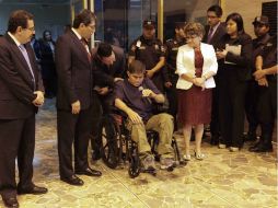 José Salvador Alvarenga llega a El Salvador en silla de ruedas. EFE /