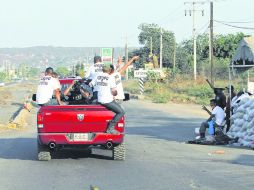 Vigilantes. Miembros de las autodefensas realizan un patrullaje en Apatzingán. AP /
