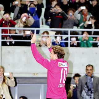 Diego Forlán, recibido con aplausos en Japón