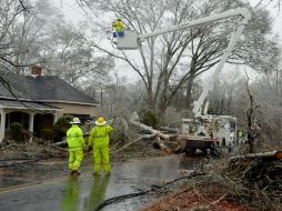 El hielo y ráfagas de viento de hasta 48 kilómetros por hora quebraron ramas de los árboles y tendidos eléctricos. EFE /