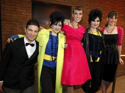 El elenco de la obra desfila por la alfombra azul del recinto. NTX /