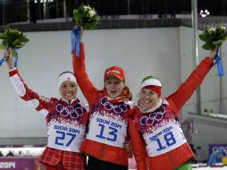 Las ganadoras: Darya Domracheva (c), Selina Gasparin (i) y Nadezhda Skardino (d). AP /
