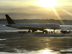 Un avión en la pista, rodeada de hielo, en el aeropuerto Reagan de Arlington, Virginia. EFE /
