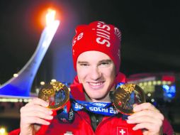 Doblete dorado. Luego de triunfar en el Skiatlón (15km clásico y 15 libres) Dario Cologna de Suiza ganó la prueba de 15 kilómetros. EFE /