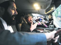 El líder de la delegación de los talibán paquistaníes Maulana Sami-ul-Haq habla con los periodistas. EFE /