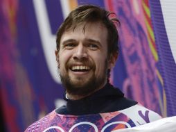 El atleta local celebra su victoria, luego que su compatriota Victor An hiciera lo mismo en patinaje de mil metros. EFE /