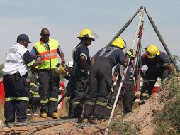 Los afectados están siendo examinados por personal médico. EFE /