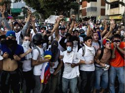 El equipo periodístico estaba cubriendo las marchas de los universitarios cuando fueron detenidos por la Guardia Nacional Venezolana. EFE /