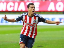 Omar Bravo se destacó en el partido al anotar dos goles para la victoria del Rebaño.  /