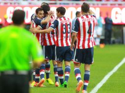 Jugadores de Chivas celebran su victoria.  /