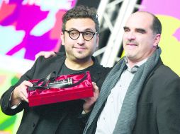 Ganadores. El director mexicano Alonso Ruizpalacios posa con su premio al lado de su productor Miguel Neceochea. EFE /
