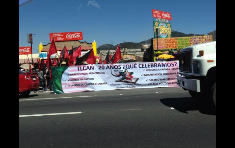 Maestros externan su rechazo a la Reforma Educativo en contexto de la Cumbre de Líderes de América del Norte. TOMADA DE @GlatzerO  /