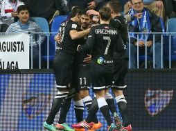 Jugadores de la Real Sociedad abrazan a Vela (c) tras su anotación. EFE /