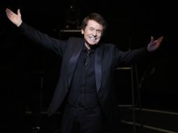 El español cumple más de cinco décadas de trayectoria como cantante. ARCHIVO /