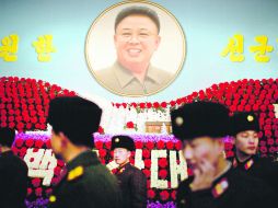 Celebración por Kim Jong Il. El fallecido padre del actual líder, Kim Jong Un, fue el centro de los festejos oficiales del domingo. AP /