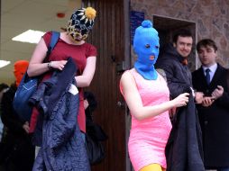 Tolokonnikova y Alyokhina salen de la estación de policía, después de su arresto. AFP /