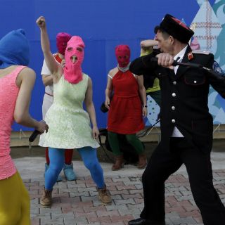 Fuerzas de seguridad agreden a Pussy Riot en Sochi