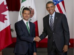 Peña Nieto (i) recibe a Obama (d) en el Palacio de Gobierno del Estado de México. AP /
