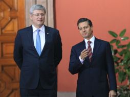 El Presidente Peña Nieto (d) junto al premier canadiense Stephen Harper (i). ARCHIVO /