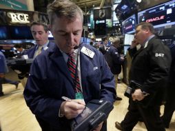 El selectivo S&P y el índice compuesto del mercado Nasqad también sufrieron caídas. AP /