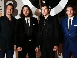 Alex Turner y los otros integrantes de la banda durante la alfombra roja de los premios. AFP /
