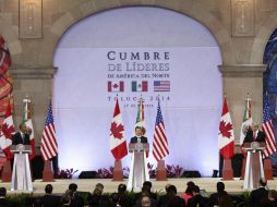 Obama (i), Peña Nieto (c) y Harper (d) ofrecen una conferencia de prensa conjunta luego de su reunión privada. EFE /