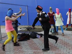 En el clip, se ven imágenes de un soldado que les golpea con un látigo. ARCHIVO /