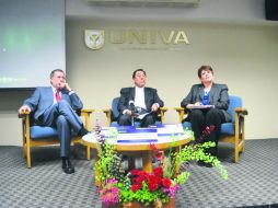 El autor, al centro, es acompañado por Ana Leticia Gaspar Bojórquez y por Juan Gutiérrez Valencia, obispo auxiliar de Guadalajara.  /