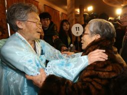 Un total de 82 surcoreanos, la mayoría ancianos acompañados por familiares cercanos, se reúnen entre los días 20 y 22. AFP /