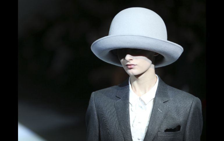 Armani esboza una nueva mujer relajada y vanguardista, con enormes sombreros que casi tapan la mirada. AP /