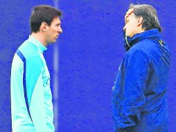 El astro Lionel Messi recibe indicaciones del técnico Gerardo ''Tata'' Martino en el entrenamiento de ayer en Barcelon. EFE /