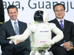 Enrique Peña Nieto y el CEO de Honda, Takanobo Ito, acompañados del robot Asimo en la inauguración de la planta. NTX /