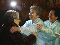 Ancianos surcoreanos intentaban convencerse de que se encontrarían una vez más. EFE /