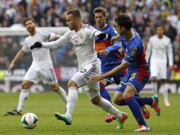 El delantero del Real Madrid, Jesé Rodríguez, intenta mantener el control del balón ante el defensa del Elche, Domingo Cisma. EFE /