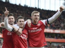 Arsenal triunfa sobre Sunderland 4-1 y mejora su marcador en la Champions a cuatro puntos de Chelsea, el líder de la tabla. EFE /