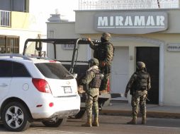 Los vecinos observaron cuando personal de la Marina Armada de México sacaron del hotel a dos personas con el rostro cubierto. EFE /