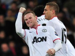 Wayne Rooney marcó el 2-0 para celebrar la extensión de su contrato con el equipo. AFP /