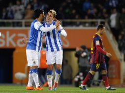 Vela y Griezmann festejan uno de los goles del equipo donostiarra. AFP /