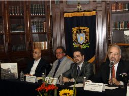 José Gonzalo Guerrero Zepeda, María Elisa García Barragán Martínez, Francisco Omar Escamilla González, presentaron el libro. NTX /