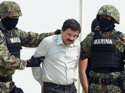 'El Chapo' es presentado por elementos de la marina. AFP /