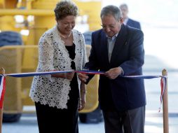 El mes pasado Dilma Rousseff, y Castro inauguraron la primera fase del puerto del Mariel, cuya construcción fue negociada por Lula. EFE /