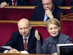 Turchinov (i) ha asumido el mandato luego de la destitución de Yanukovich. AFP /