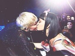 Mientras Cyrus interpretaba el tema 'Adore You', Perry se acercó al escenario y Miley la besó. ESPECIAL /