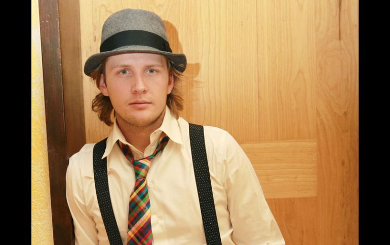 Preparado. Alexander Acha expone los brillos y sombras de la vida en su material más reciente.  /