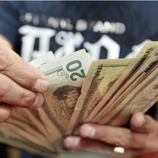 Dólar y euro ceden un centavo al peso respecto al cierre pasado