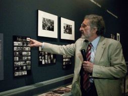 Julio Fernández Gamero, mexicano hijo de exiliados españoles, muestra imágenes de la exposición. SUN /