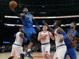 Con excelente actuación del veterano Vince  Carter, los Dallas Mavericks vencieron este lunes a los New York Knicks. AP /