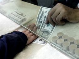 El tipo de cambio para solventar obligaciones en moneda extranjera en el país es de 13.2248 pesos. ARCHIVO /