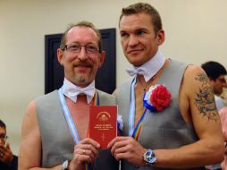 Alexander Eremeev y Dmitry Zaytsev presentan su libro de matrimonio luego de contraerlo en Buenos Aires. AFP /