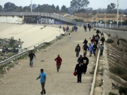 Legisladores de Arizona aprueban iniciativa de ley que consideraría el tráfico de inmigrantes como delito elegible para pena de muerte. ARCHIVO /